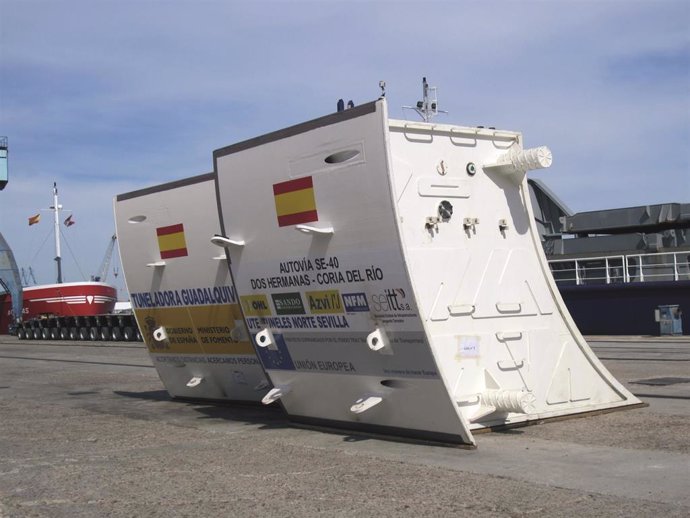 Archivo - Pieza de la tuneladora de la SE-40 tras su desembarco en Sevilla