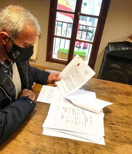 Archivo - El exalcalde, José Ruiz Gómez, revisa formularios del municipio.