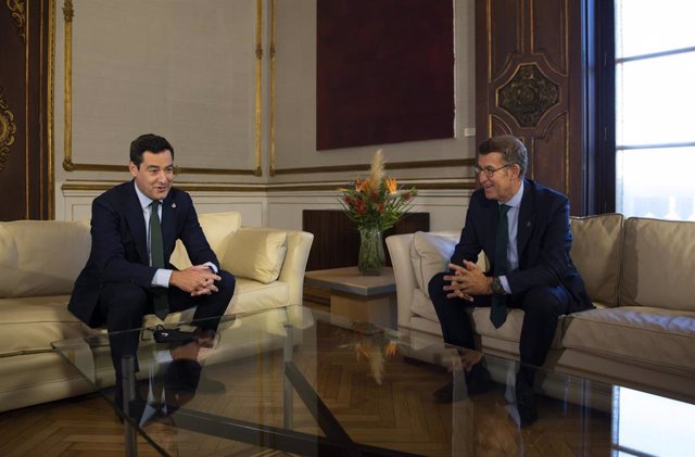Archivo - El presidente de la Junta, Juanma Moreno, y el presidente de la Xunta de Galicia, Alberto Núñez Feijóo, en una imagen de octubre de 2021 en Sevilla.