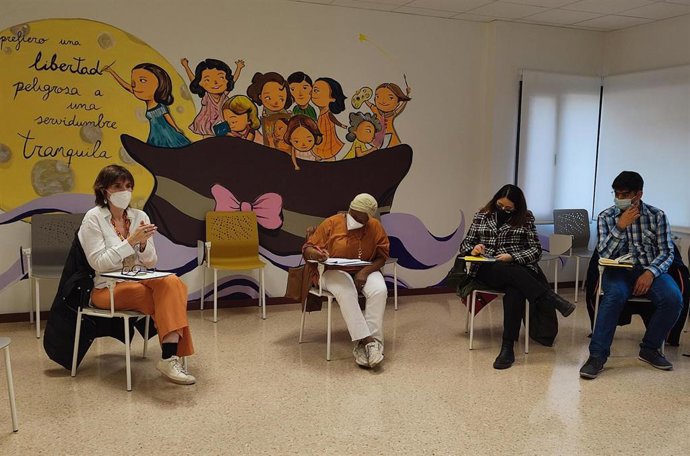 La concejala de Igualdad participa en el encuentro de formación y debate para abordar el futuro Protocolo de duelo ante la violencia machista