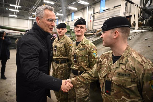 El secretario general de la OTAN, Jens Stoltenberg, saluda a un grupo de soldados en una base militar en Tallín.