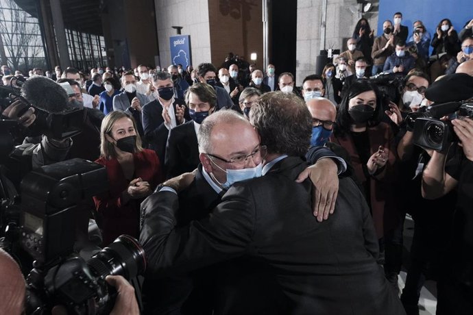 El secretario xeral del PPdeG, Miguel Tellado, se abraza con el presidente de la Xunta y líder del PPdeG, Alberto Núñez Feijóo, tras la junta directiva de la formación en Santiago de Compostela