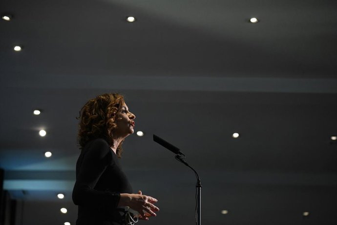 La ministra d'Hisenda i Funció Pública, Maria Jesús Montero, ofereix declaracions als mitjans de comunicació abans de presidir la I Reunió de Coordinació d'empreses i Entitats del Sector Públic Estatal a la Fbrica Nacional de Moneda i Timbre, 