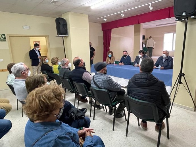 El secretario general del PSOE de Andalucía, Juan Espadas, se reúne con vecinas del barrio de El Matadero de Huelva.