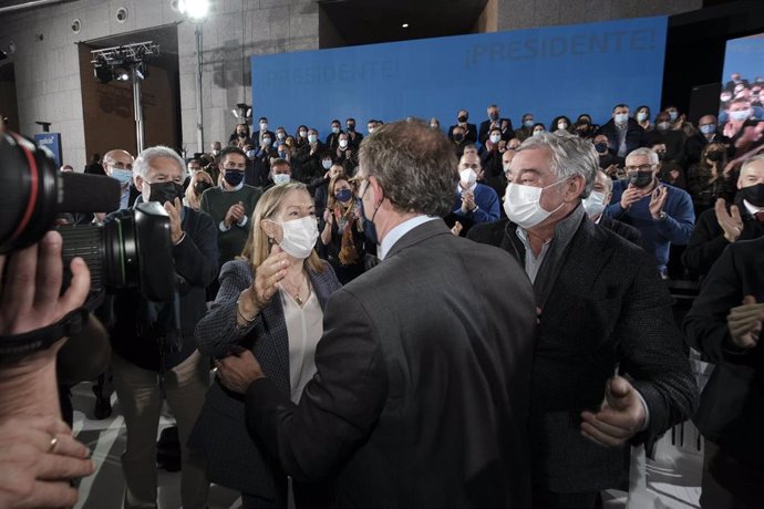 La diputada en el Congreso Ana Pastor junto al presidente de la Xunta, Alberto Núñez Feijóo, tras la ruenión de la junta directiva del PP en Santiago