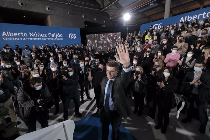 El presidente de la Xunta de Galicia, Alberto Núñez Feijóo, saluda a los medios tras comparecer ante la Junta directiva del partido, a 2 de marzo de 2022, en Santiago de Compostela, A Coruña, Galicia (España). 