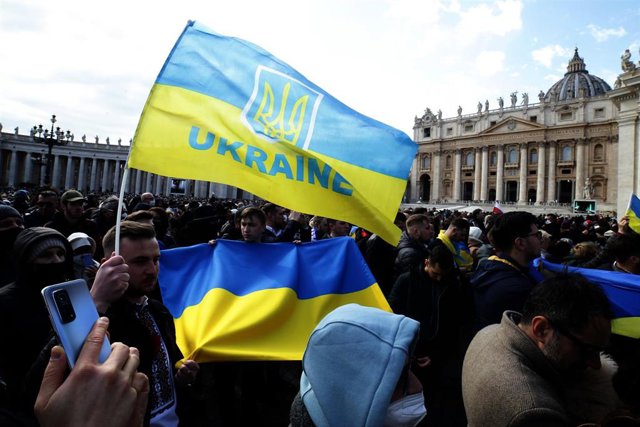 Una bandera ucraniana durante el rezo del Ángelus en la Plaza de San Pedro el pasado domingo