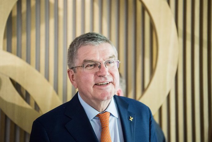 Archivo - FILED - 25 May 2019, Frankfurt_Main: International Olympic Committee (IOC) President Thomas Bach stands in front of the Olympic rings at an official date. The International Olympic Committee (IOC) has condemned Russia's invasion of Ukraine and