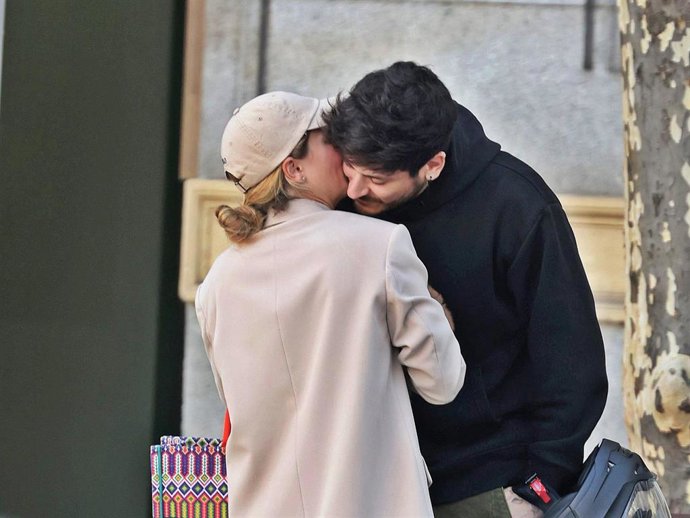LUIS CEPEDA Y ANDREA DALMAU SE COMEN A BESOS EN PLENO CENTRO MADRILEÑO