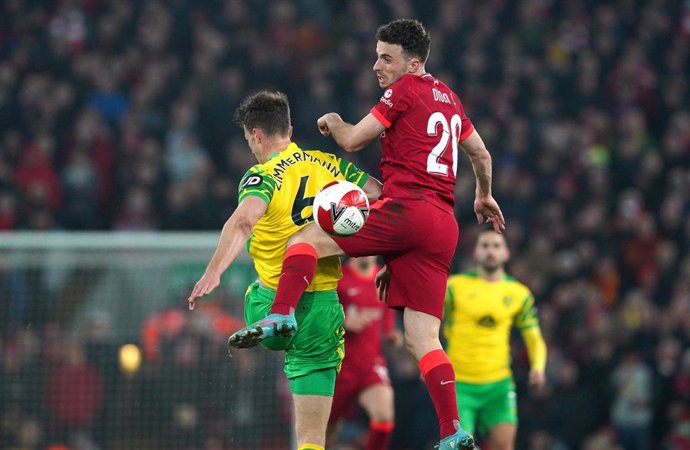Diogo Jota pelea con Christoph Zimmermann en el Liverpool-Norwich de la FA Cup