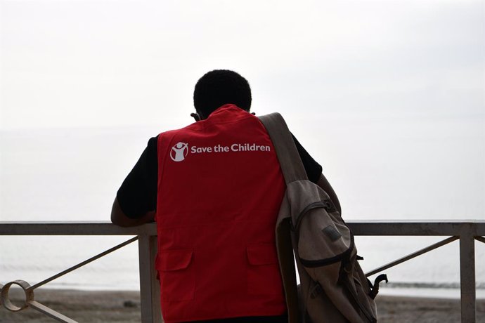 Archivo - Un joven con un chaleco de Save the Children, en la frontera de Tarajal, a 15 de agosto de 2021, en Ceuta (España). Este domingo se cumplen tres días del inicio de la repatriación de los menores no acompañados que llegaron a Ceuta de forma mas