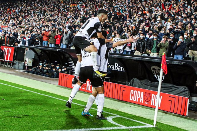 Los jugadores del Valencia celebran el gol de Guedes ante el Athletic Club en las semifinales de la Copa del Rey 2021-2022