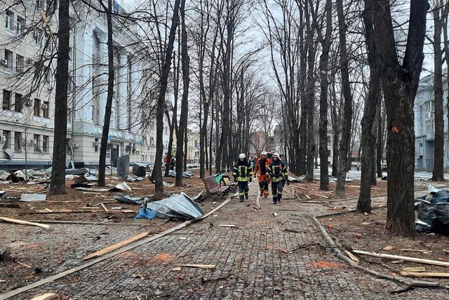 Varios bomberos inspeccionan las calles de Járkov tras un bombardeo