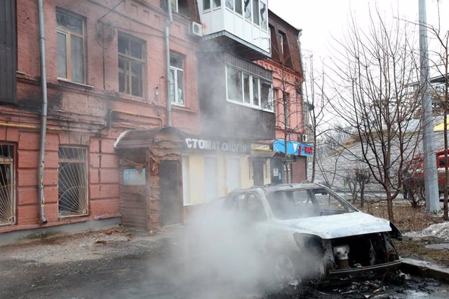 Un coche destrozado en la ciudad de Járkov