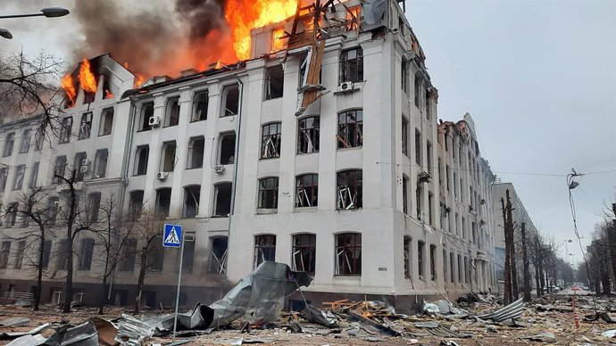 Un edifici atacat a Khrkiv (Ucrana), a 2 de mar de 2022.