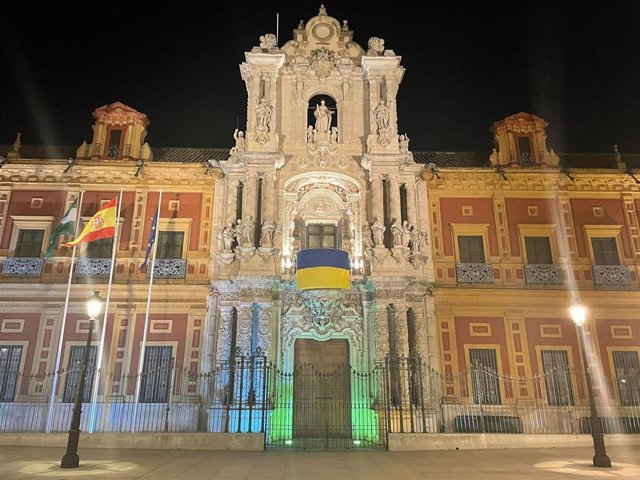 La bandera de Ucrania luce en la fachada del Palacio de San Telmo en señal de apoyo al pueblo ucraniano.