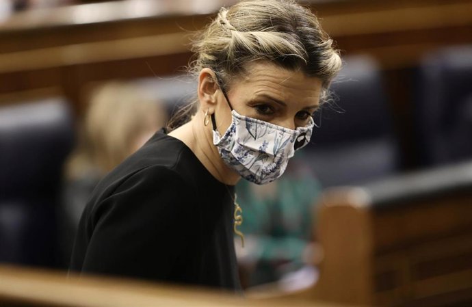 La vicepresidenta segunda y ministra de Trabajo y Economía Social, Yolanda Díaz, en una sesión plenaria, en el Congreso de los Diputados, a 2 de marzo de 2022, en Madrid (España). 