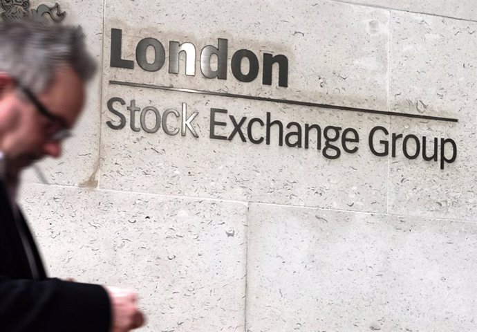 Archivo - FILED - 17 March 2017, England, London: A general view of the London Stock Exchange located at the entrance to the exchange. Photo: Jens Kalaene/dpa-Zentralbild/dpa
