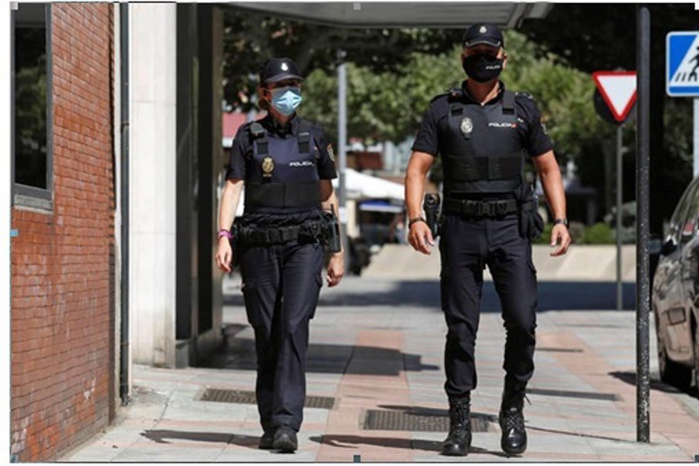Archivo - Una patrulla de la Policía Nacional patrullando por Valladolid.