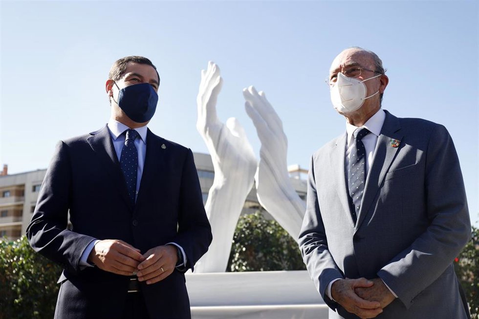 Archivo - El presidente de la Junta de Andalucía, Juanma Moreno (i), y el alcalde, Francisco de la Torre (d), inauguran la escultura de homenaje a los sanitarios y al resto de profesionales que luchan contra la expansión de la pandemia de covid-19. Mála
