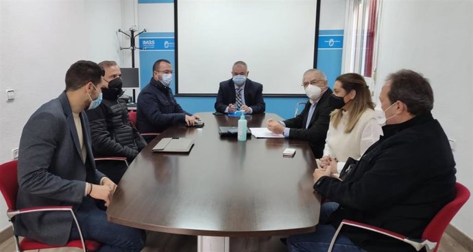 Reunión del gerente del IMAS, Raúl Nortes, con representantes de las asociaciones Lares, Arsalu y Adermur