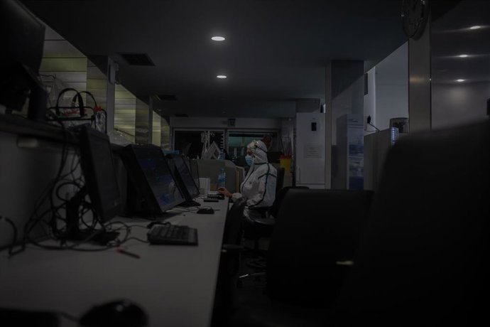 Archivo - Un sanitario en una UCI