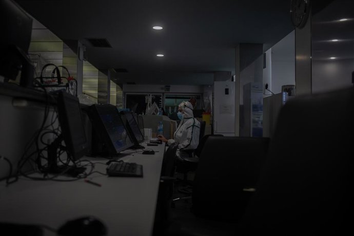 Archivo - Un sanitari en una UCI