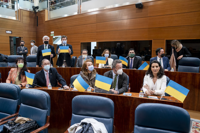 (D-I) La portavoz del Grupo Parlamentario de Vox, Rocío Monasterio, el diputado de Vox, Íñigo Henríquez de Luna Losada, la diputada de Vox, Gádor Pilar Joya Verde, y el diputado de Vox Mariano Calabuig Martínez, muestran banderas de Ucrania