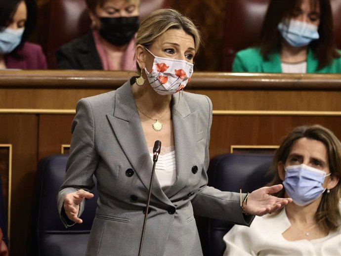 La vicepresidenta segunda y ministra de Trabajo y Economía Social, Yolanda Díaz, interviene en una sesión plenaria, en el Congreso de los Diputados, a 23 de febrero de 2022, en Madrid (España). 