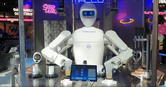 Como socio de la firma especializada en foodtech Macco Robotics, Efficold desembarca en el sector de las soluciones robóticas con un robot camarero humanoide con tecnología 5G e inteligencia artificial llamado Kime y con Cart, un Drink Corner robotizado.