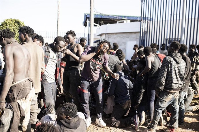 Varios migrantes se referscan, tras saltar la valla de Melilla, el 2 de marzo.