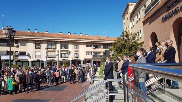 Minuto de silencio en Pozuelo de Alarcón por la mujer asesinada presuntamente por su pareja en la localidad