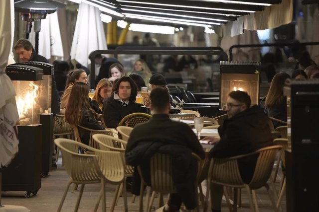Ciudadanos en un local hostelero en A Coruña, en febrero de 2022.