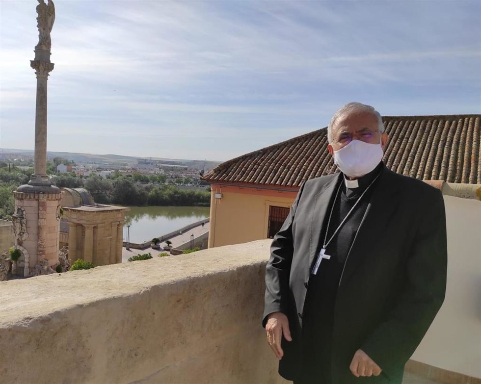 Archivo - El obispo de Córdoba, Demetrio Fernández, con el monumento al arcangel San Rafael, el Puente Romano y el Guadalquivir al fondo.