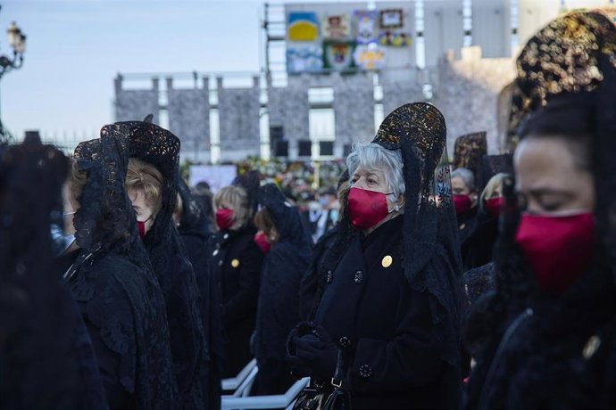Archivo - Varias mujeres vestidas de mantilla participan en una eucaristía.