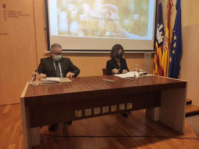 El presidente de ISBA, Eduardo Soriano, junto con la consellera de Hacienda y Relaciones Exteriores, Rosario Sánchez, en una rueda de prensa.
