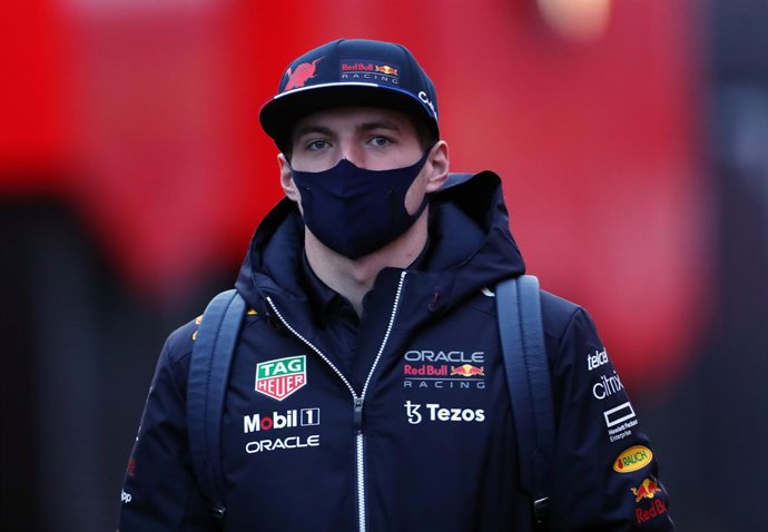25 February 2022, Spain, Barcelona: Dutch F1 driver Max Verstappen of Red Bull Racing arrives on the third day of the Formula One pre-season testing at the Circuit de Barcelona-Catalunya. Photo: Bradley Collyer/PA Wire/dpa