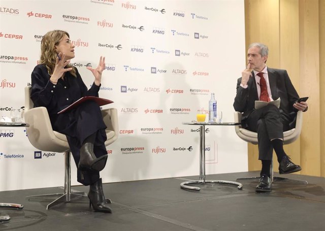 La ministra de Transportes, Movilidad y Agenda Urbana, Raquel Sánchez, conversa con el director de Europa Press, Javier García Vila, en un desayuno informativo de Europa Press, en el Hotel Hyatt Regency Hesperia Madrid, a 3 de marzo de 2022, en Madrid (Es