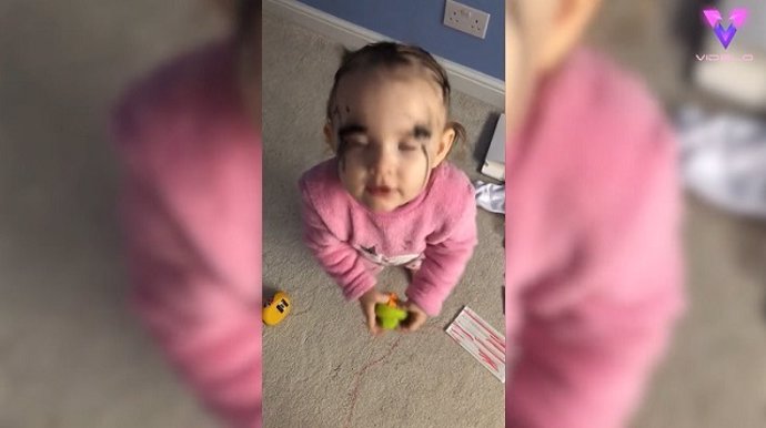Esta niña de dos años destrozó las paredes de su casa con rotulador