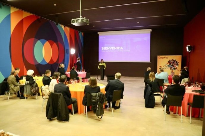 La presidenta del Gobierno de La Rioja, Concha Andreu, ha mantenido esta mañana un encuentro con representantes del sector de bebidas espirituosas en la apertura de las 'Jornadas de Reflexión y Tendencias'