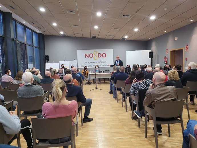 Reunión del alcalde de Sevilla, Antonio Muñoz, con vecinos del Distrito Este-Alcosa-Torreblanca.