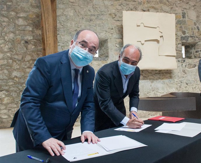 El ministro de Cultura y Deporte, Miquel Iceta (i), y Luis Chillida, hijo de Eduardo Chillida, firman de un protocolo de colaboración con la Fundación Eduardo Chillida y Pilar Belzunce, a 3 de marzo de 2022, en Hernani, Guipuzcoa, Euskadi (España). 