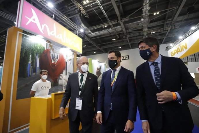 Archivo - Imagen de archivo del presidente de la Junta de Andalucía, Juanma Moreno (c), y el vicepresidente, Juan Marín (d) y el alcalde de Málaga, Francisco de la Torre, la World Travel Market (WTM).