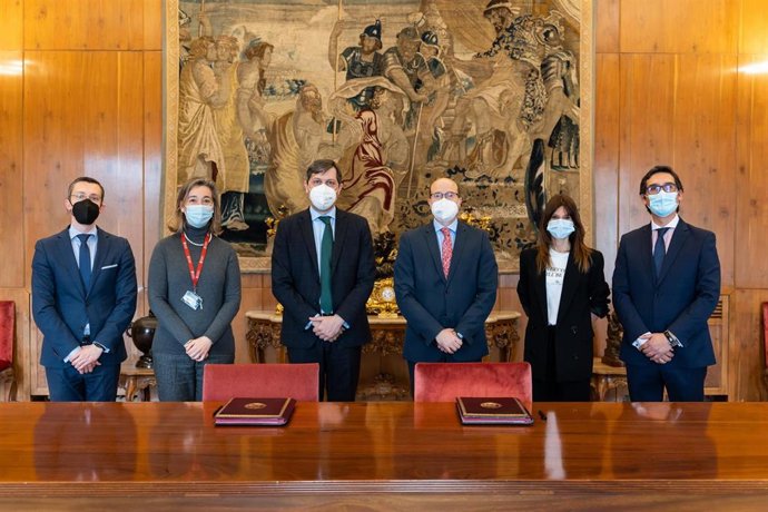 Imagen de la firma del convenio.