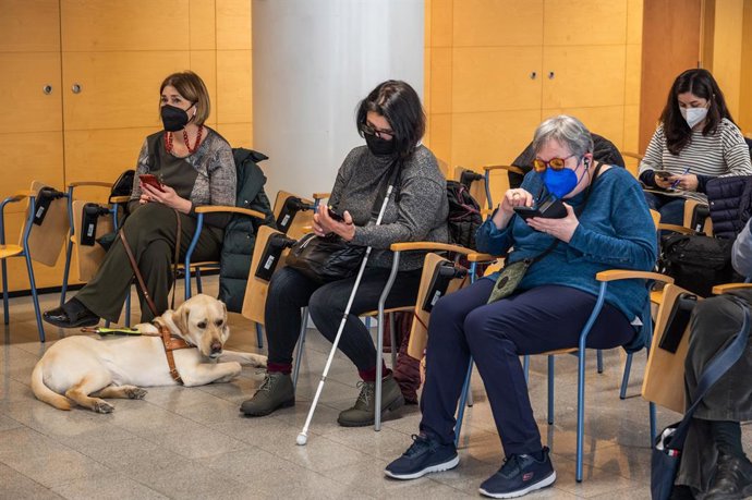 Persones invidents proven l'aplicació NaviLens de TMB.