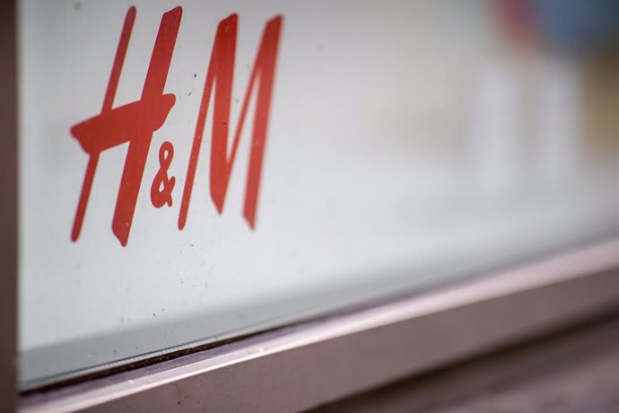 Archivo - FILED - 05 February 2021, Bavaria, Nuremberg: The logo of the fashion chain H&M can be seen on a branch in the city centre. Swedish fashion giant H&M announced ambitious goals for the rest of the decade on Friday, in clear expectation of an en