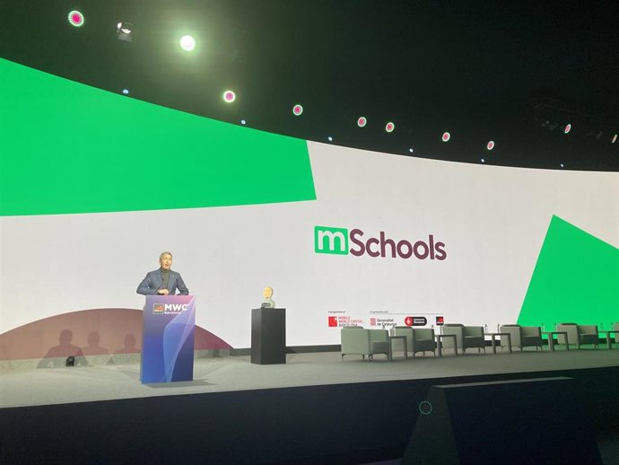 El conseller de Educación de la Generalitat, Josep Gonzlez-Cambray,  durante su intervención.