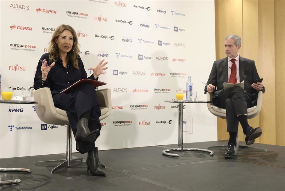 La ministra de Transportes, Movilidad y Agenda Urbana, Raquel Sánchez, conversa con el director de Europa Press, Javier García Vila, en un desayuno informativo de Europa Press, en el Hotel Hyatt Regency Hesperia Madrid, a 3 de marzo de 2022, en Madrid (