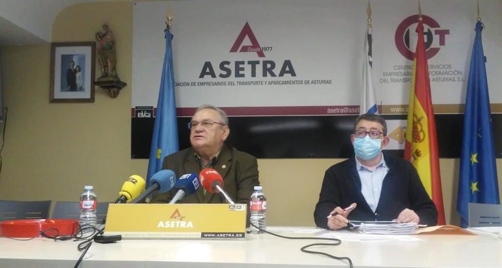 El presidente de la patronal de transporte Asetra, Ovidio de la Roza, a la izquierda.