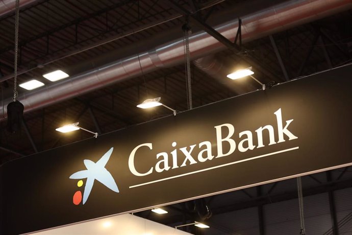 Archivo - Estand de CaixaBank en la tercera jornada de la 42 edición de la Feria Internacional del Turismo, Fitur 2022, en Ifema Madrid, a 21 de enero de 2022, en Madrid (España).